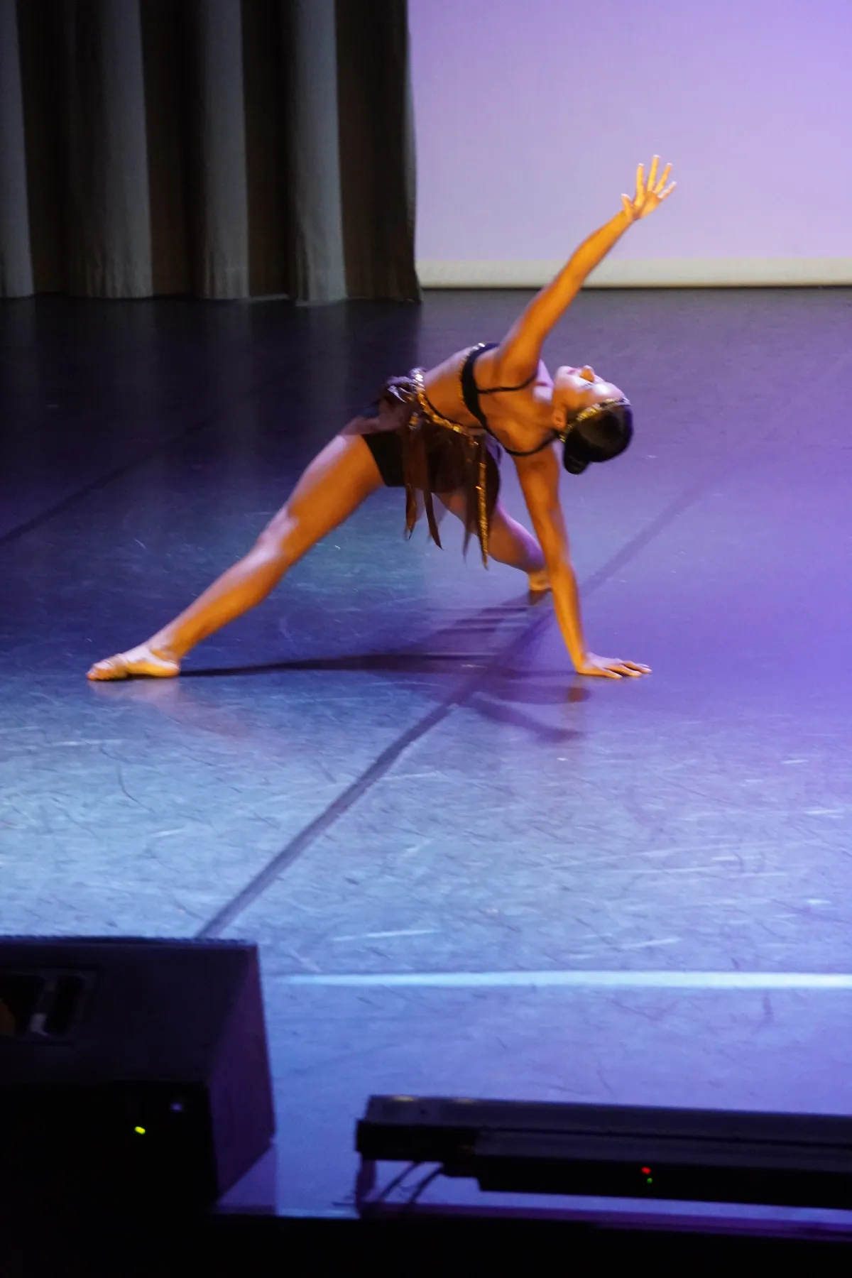Freestyle Snowboard Girl Zazi winning First Prize at an International Dance Competition — photo 1