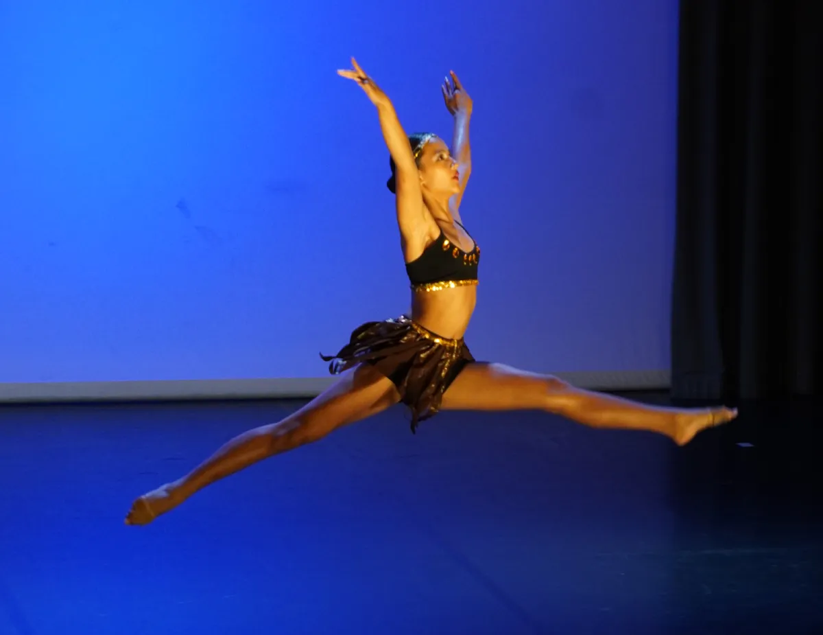 Freestyle Snowboard Girl Zazi winning First Prize at an International Dance Competition